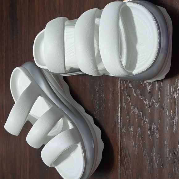 Crocs Mega Crush Metallic Triple Strap - Moonlight/Silver- Size 8 Women (6 Men) - Picture 7 of 8